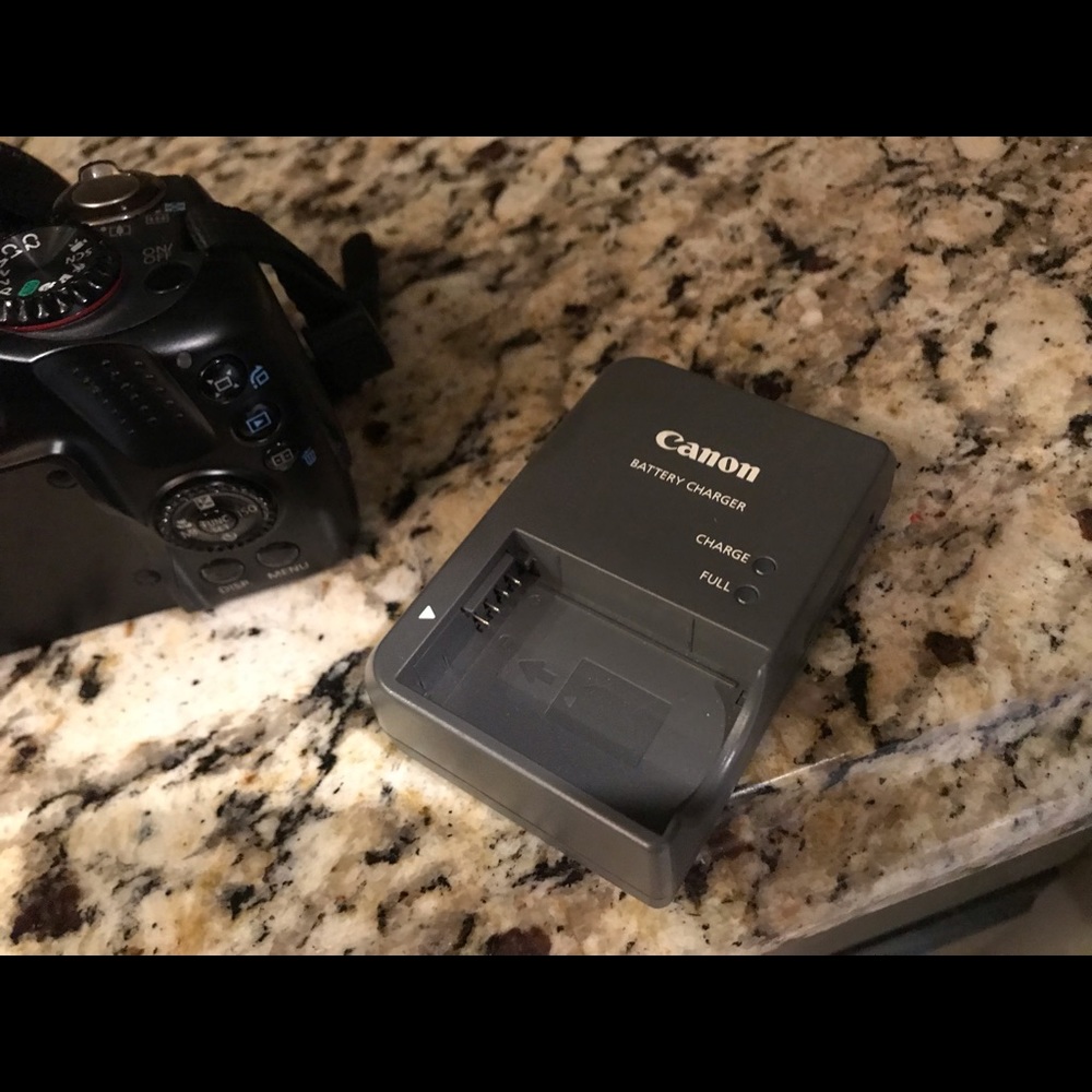 Canon camera - Picture 3 of 3